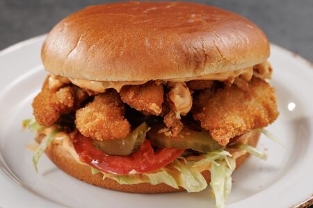 Бургер с куриными стрипсами