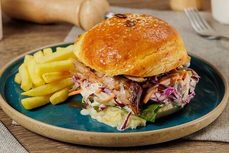 Бургер со свиными ребрами BBQ и салатом коул слоу
