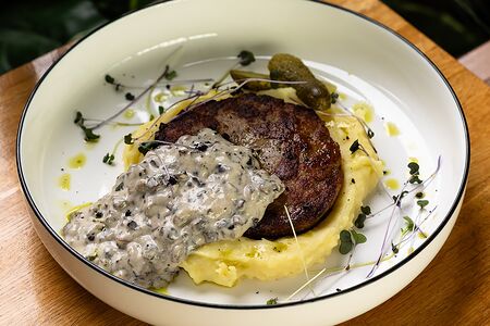 Котлета из индейки с картофельным пюре и грибным соусом