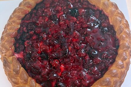 Пирог с малиной и сырным кремом