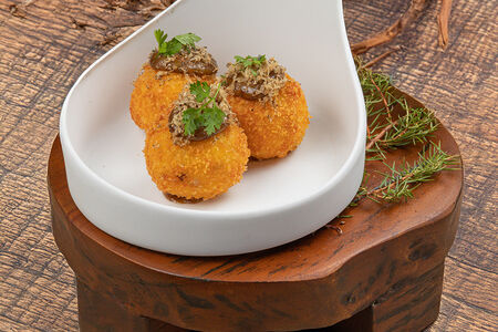 Крок-зразы с грибами и осетинским сыром