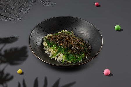 Салат чука с пекинской капустой и ореховым унаги