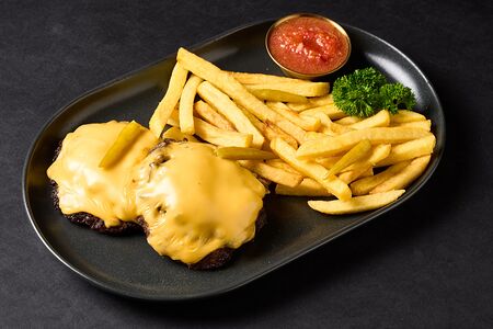 Бифштекс с картофелем фри и аджикой