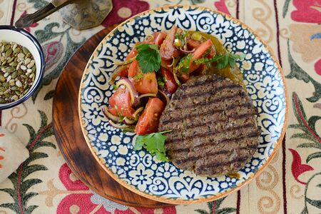 Бифштекс с салатом из томатов