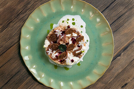 Кускус с копченой свеклой, страчателлой и анчоусами Кантабрико