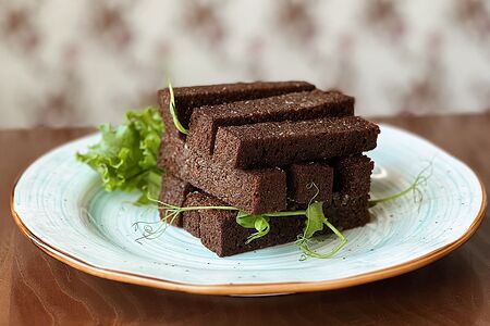 Гренки с чесноком из бородинского хлеба