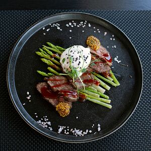 Ростбиф со спаржей и яйцом пашот