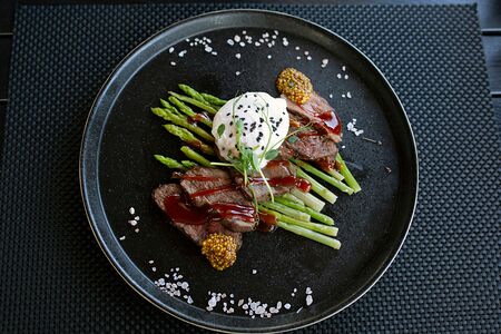Ростбиф со спаржей и яйцом пашот