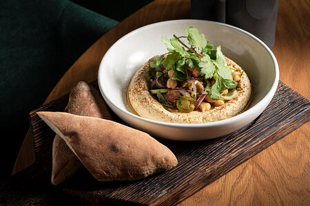 Хумус с салатом из сладких томатов с острым перцем