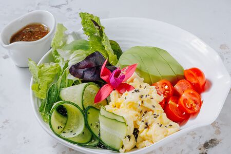 Боул с авокадо и скремблом