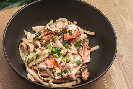 Удон в сливочном соусе с беконом