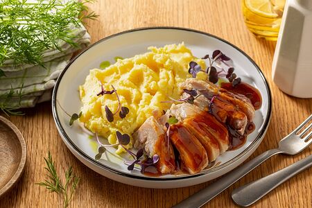 Бедро цыпленка с картофельным пюре