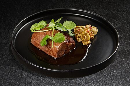 Томленая говядина в соусе демиглас