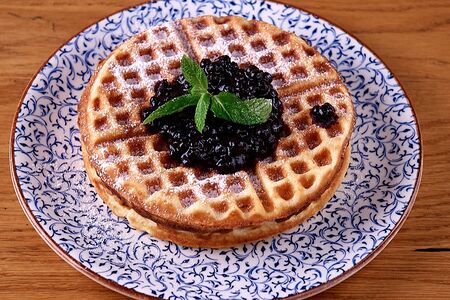 Бельгийские вафли с черничным топпингом