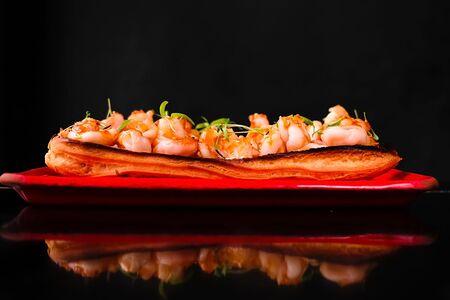 Эклер с креветкой