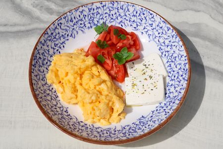Скрэмбл, фета и томаты