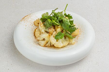 Жареная цветная капуста и зеленый карри