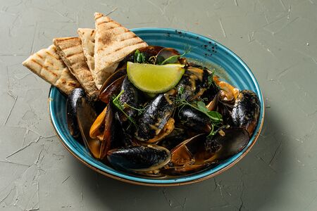 Мидии в соусе том ям