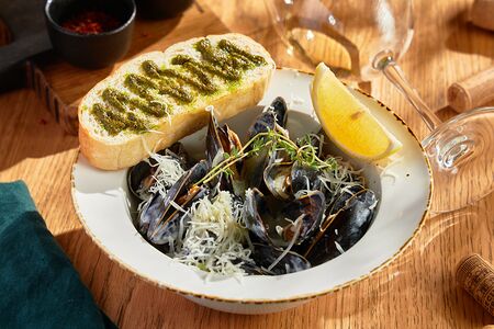 Соте из мидий с сырным соусом