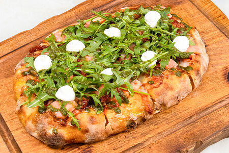 Пицца с лососем и крем-сыром