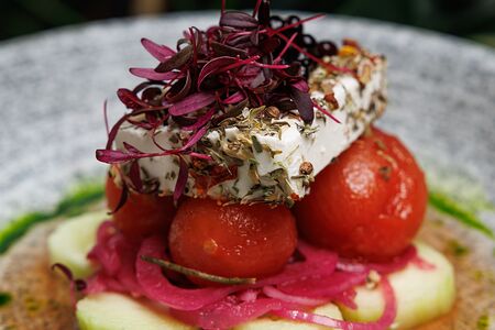 Салат со свежими овощами, молодым сыром и икрой из бальзамика