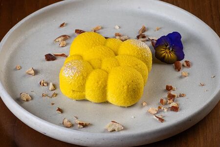 Мусс груша-горгонзола с ореховым бисквитом