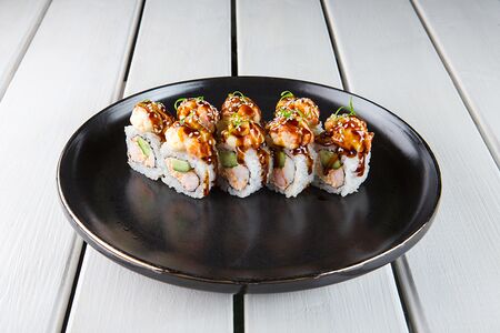 Запеченный ролл с креветкой, крабом и лососем