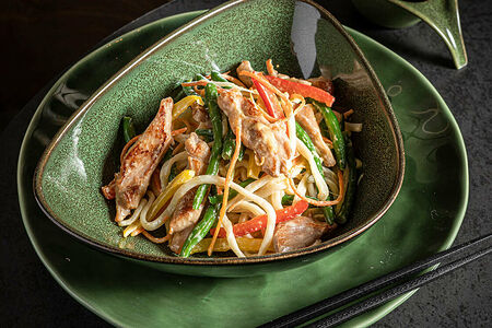 Пшеничная лапша с курицей в сливочном соусе