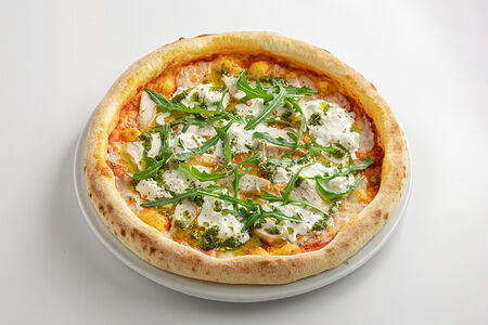 Пицца с куриным филе, песто и страчателлой