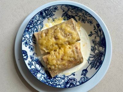 Блинчики запеченные с грибами и луком в сливочном соусе