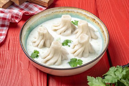 Хинкали в соусе мацун с чесноком 
