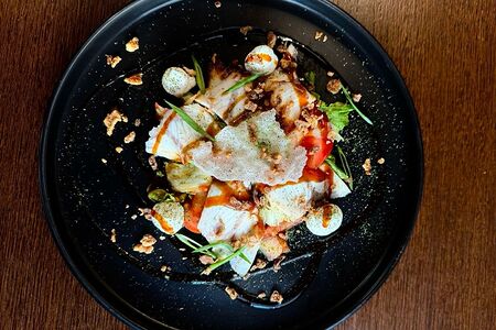 Салат с копченым угрем и сыром