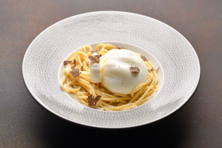 Спагетти с бурратой и трюфелем