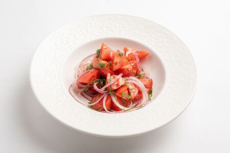 Томаты, красный лук и базилик 