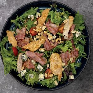 Салат бекон-курица 