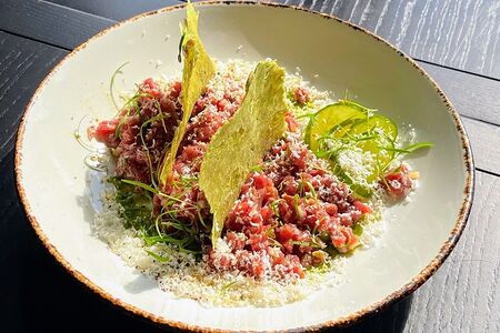 Тартар из говядины под трюфельным маслом