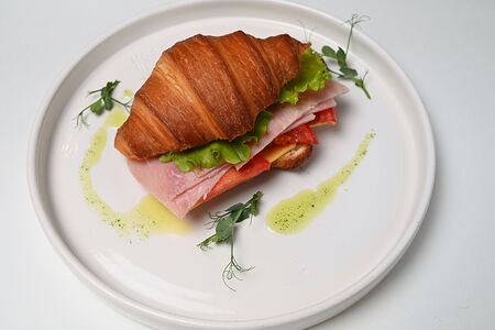 Круассан с ветчиной и сыром