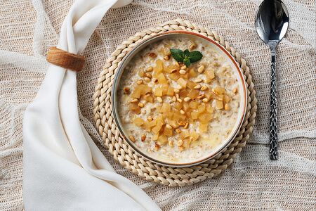 Каша овсяная с яблоком, корицей и кедровыми орешками