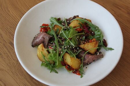 Салат с ростбифом, теплым картофелем и руколой