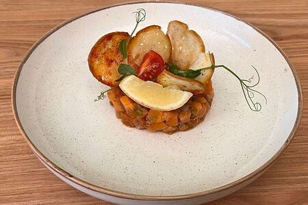 Тартар из семги с пшеничными гренками