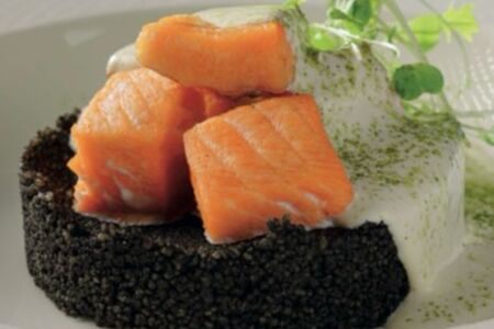 Семга с соусом Том кха на черном кус-кусе