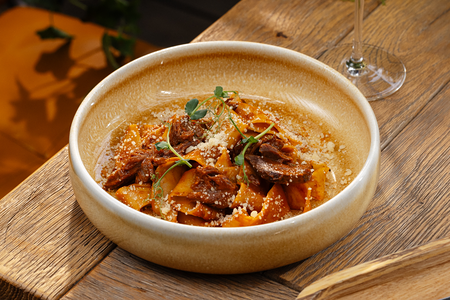 Паста с говяжьими щёчками