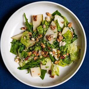 Салат с грушей и сыром горгонзола