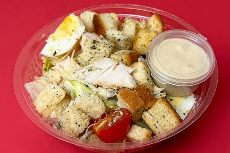 Салат Цезарь с курицей и сыром Пармезан