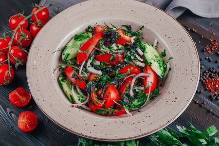 Салат из свежих овощей по-грузински со сметаной