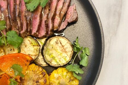 Стейк стриплойн с овощами гриль