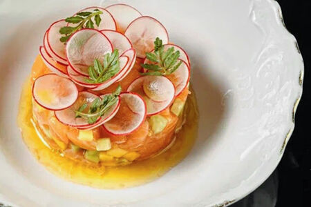 Тартар из лосося, манго и цитрусовый дрессинг