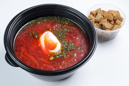 Борщ с говядиной и сметаной