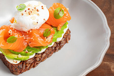 Киноа тост с авокадо, яйцом пашот и лососем