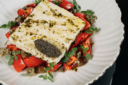 Греческий салат с брынзой и сладкими томатами